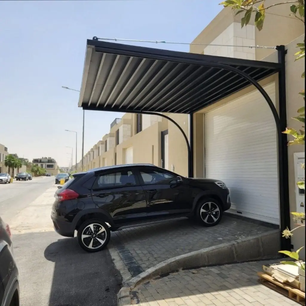 مظلات سيارات الرياض 4 مظلات سيارات حديدية حديثة بالرياض أمام منزل بتصميم أنيق من حداد مظلات وسواتر الرياض.